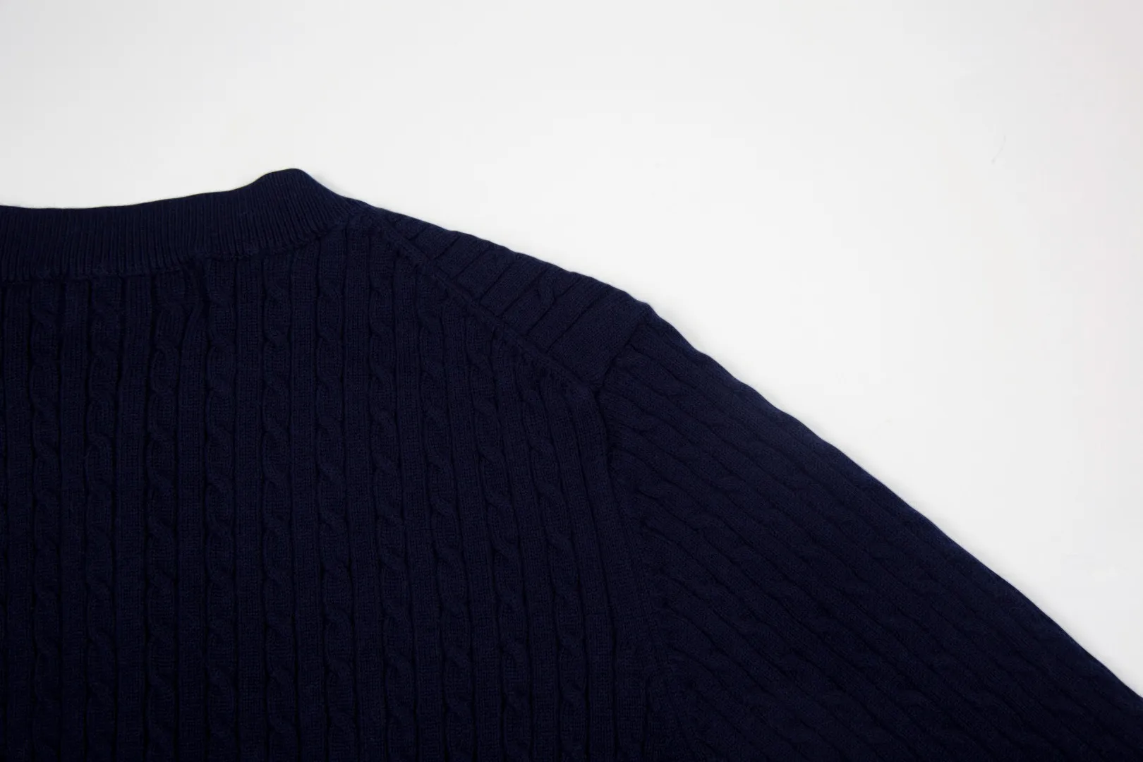P196 White background picture [Evergreen for all seasons] Style number: 25123# Color: black/navy blue/almond/white Size: S-XL - Ralph Lauren/Ralph Lauren 2025FW Zhao Lusi's same solid color logo knitted versatile fine twist knitted buttoned long-sleeved cardigan - RL's classic fine twist cardigan 21S quality cotton yarn A cardigan that can be worn in all seasons Can be matched inside or outside Simple and clean basic color matching The upper body is clean and flawless. The comfort brought by imported cotton yarn is soft. An item that cannot be rejected.